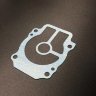 Прокладка под пластину помпы охлаждения Suzuki DF25-30(A) (Suzuki)