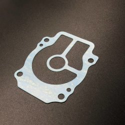 Прокладка под пластину помпы охлаждения Suzuki DF25-30(A) (Suzuki)