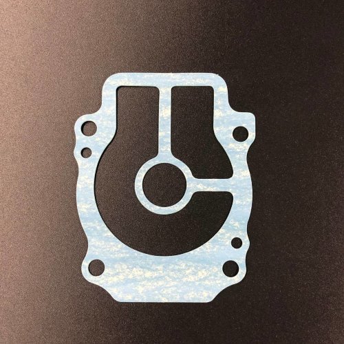 Прокладка под пластину помпы охлаждения Suzuki DF25-30(A) (Suzuki)