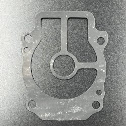 Прокладка под пластину помпы охлаждения Suzuki DF25-30(A) (Omax)