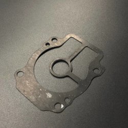 Прокладка под пластину помпы охлаждения Suzuki DF25-30(A) (Omax)