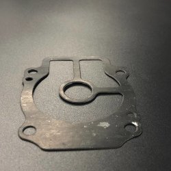 Прокладка под пластину помпы охлаждения Suzuki DF25-30(A) (Omax)