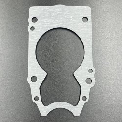 Прокладка под пластину помпы охлаждения Suzuki DF225-300, DF250-300(A) (Suzuki)