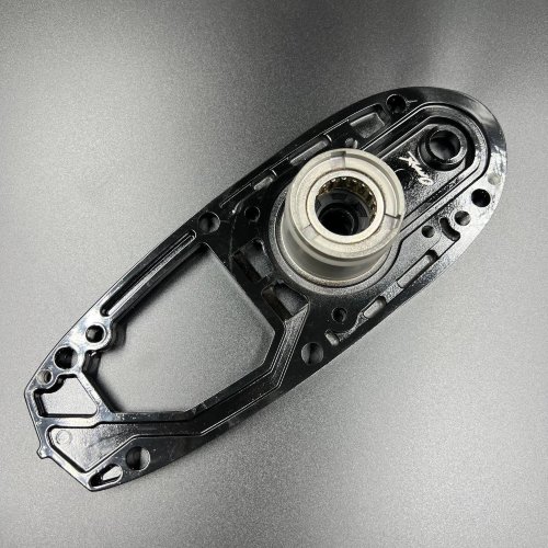 Основание помпы охлаждения Suzuki DT40, DF40-50 (Omax)